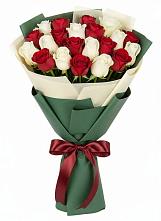 Букет Микс из красных и белых роз в Чапаевском