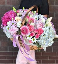 Композиция солнечный день в Чапаевском Цветочная композиция из Розы, Хризантемы, Пионы и Лизиантусы в корзине в Чапаевском