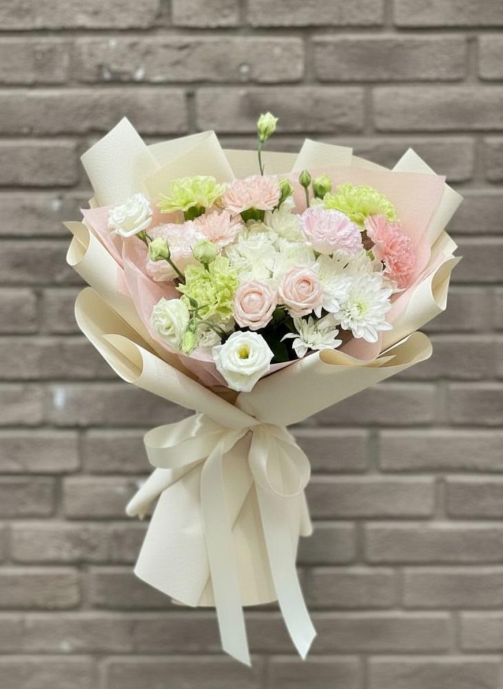 Букет цветов из: Гвоздики, Розы, Лизиантусы и Хризантемы в Чапаевском