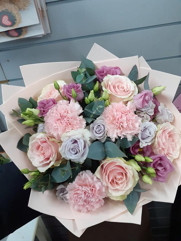 Букет цветов из: Розы, Гвоздики и Лизиантусы в Чапаевском